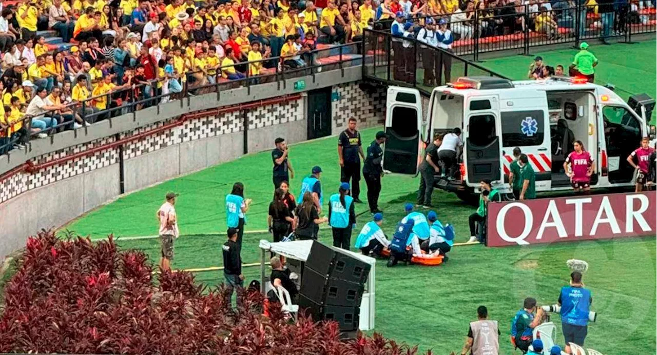 Angustia en Medellín: Yunaira López retirada en ambulancia durante el juego entre Colombia y México del Mundial Sub-20 Femenino