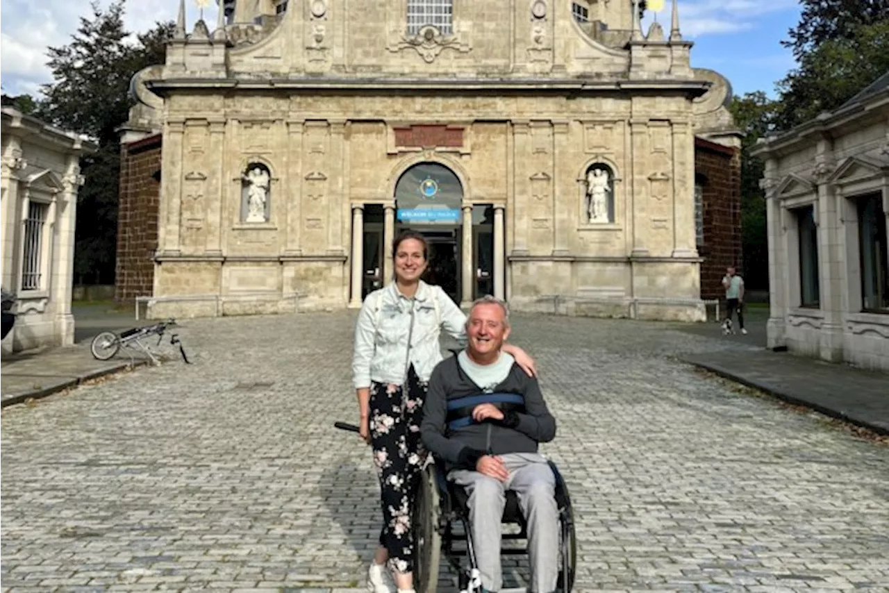 Rudy fietst met elektrische handbike naar Scherpenheuvel met verzorgende Kirsten als grootste supporter