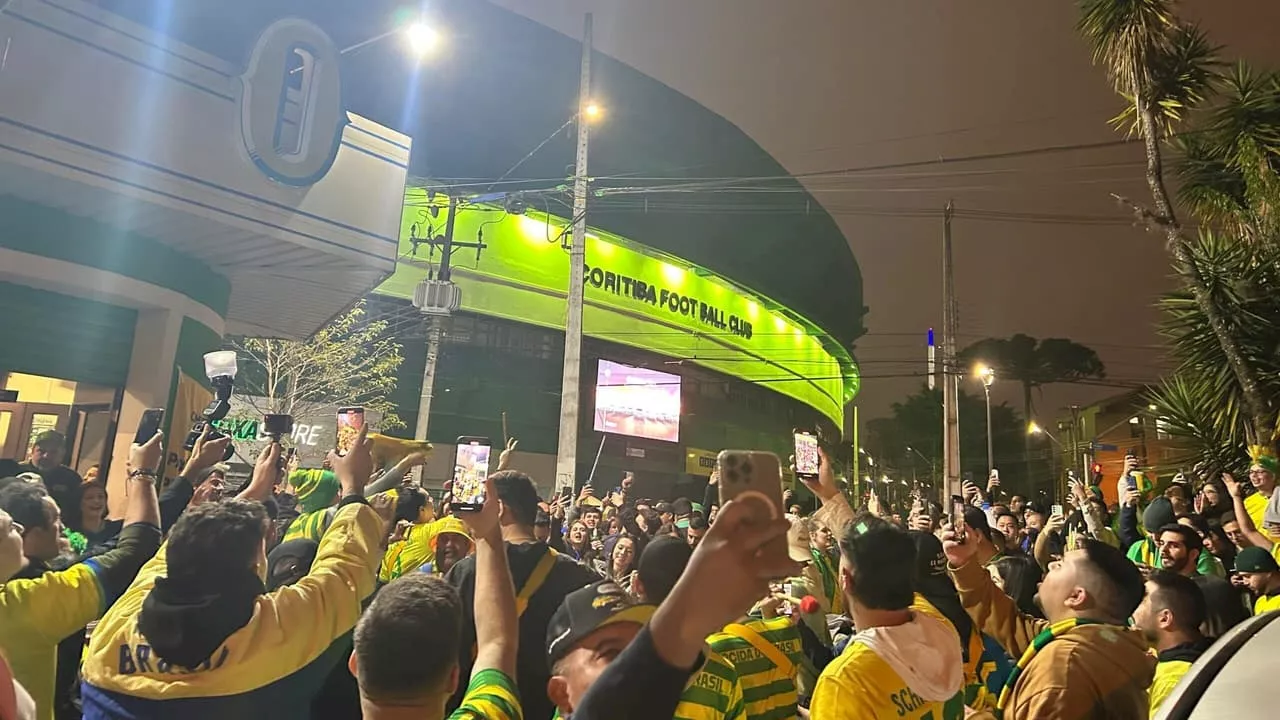 Brasileiros lotam arredores do Couto Pereira antes do jogo da Seleção Brasileira