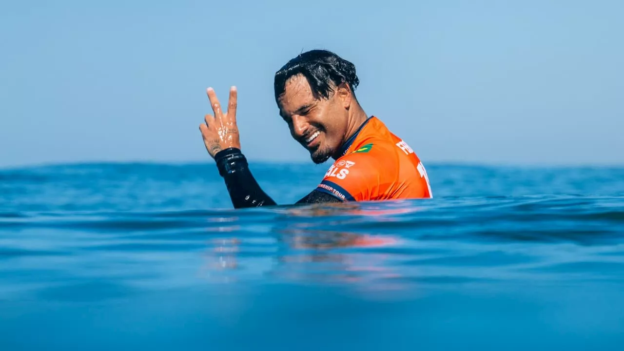 Italo Ferreira brilha no fim, vira contra australiano e avança no WSL Finals