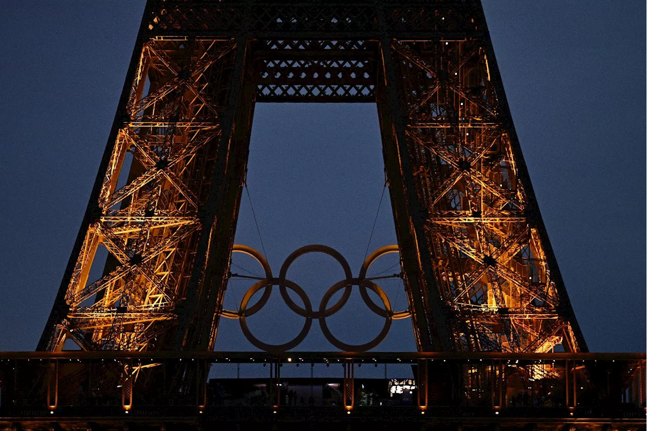 Les anneaux olympiques resteront sur la tour Eiffel au moins jusqu'en 2028, selon Hidalgo