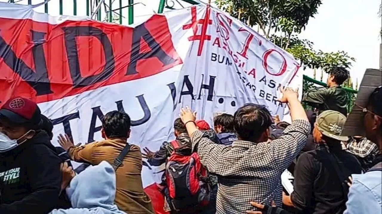 Demo Mahasiswa di Depan Kantor Bupati Bogor Ricuh, Massa Dobrak Pintu Gerbang