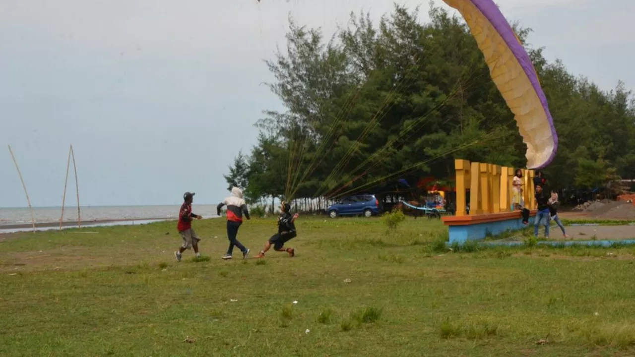 KITB Gandeng Yih Quan Footwear Indonesia dan Deckers HOKA Bersih-Bersih Pantai Jodo di Batang Jateng