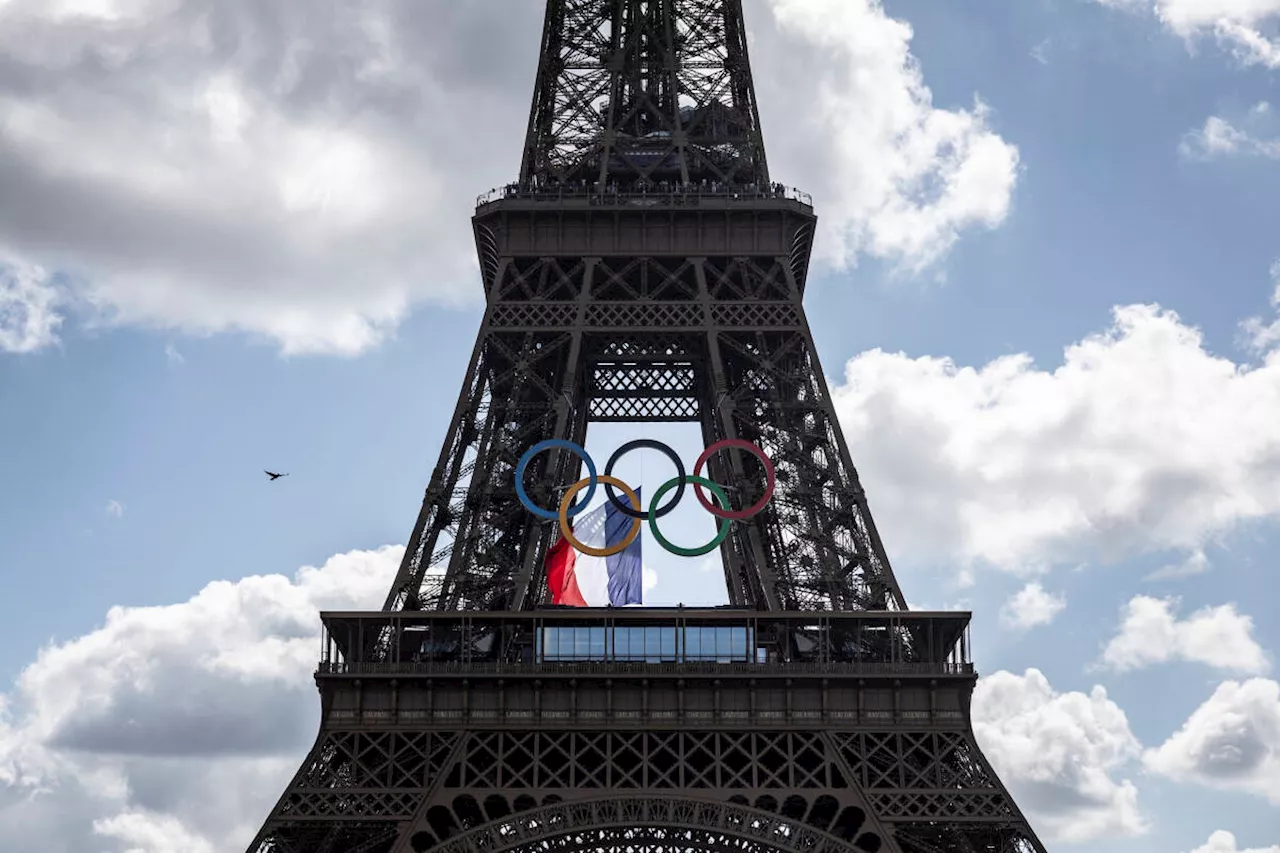 Paris 2024 : les anneaux olympiques sur la tour Eiffel resteront au moins jusqu’en 2028