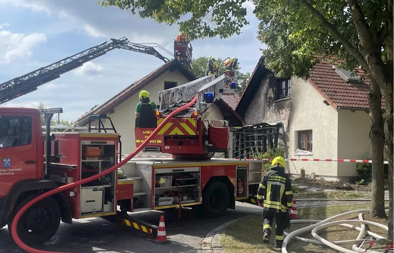 Garagenbrand griff auf Hausfassade und Dach über: Feuerwehr war in Langquaid im Einsatz