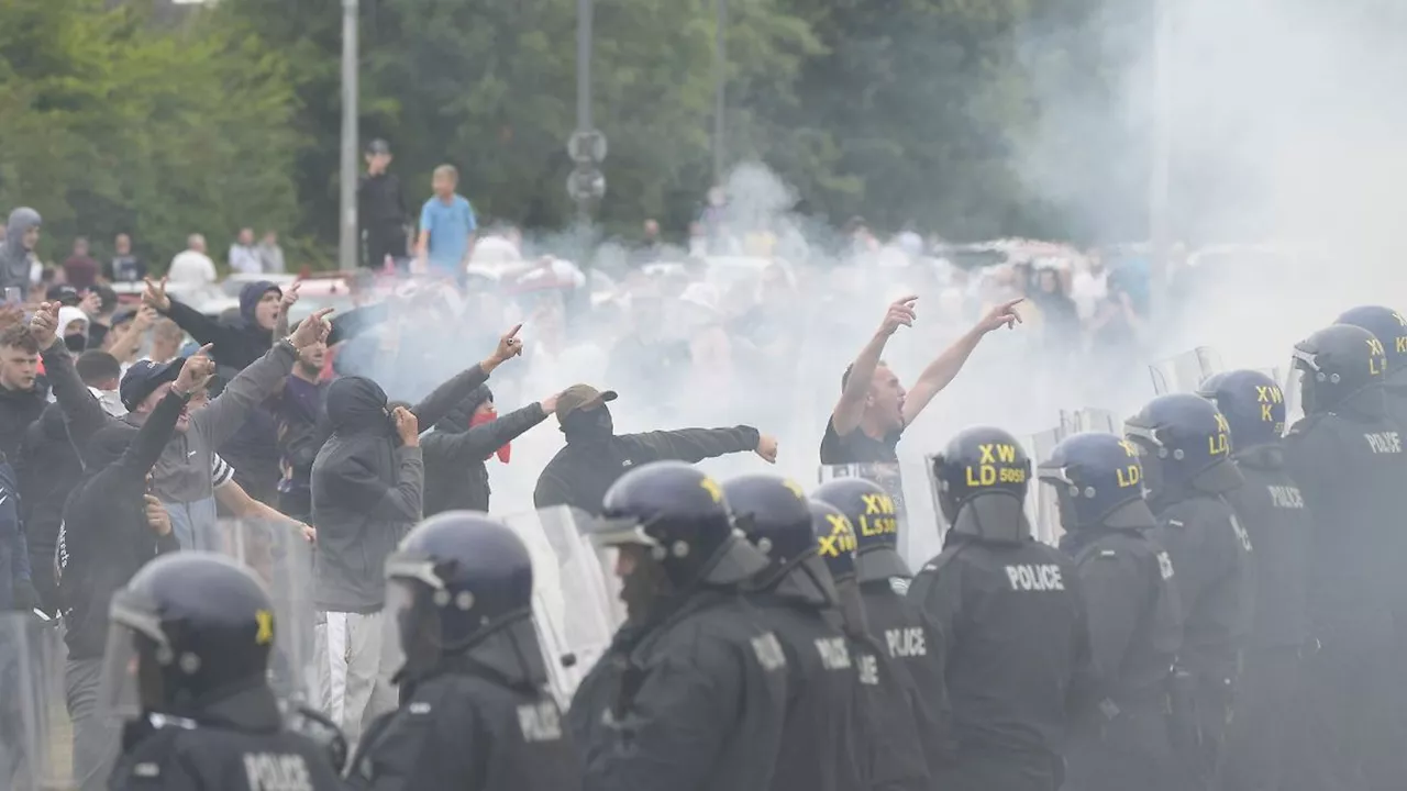 Britische Gerichte greifen durch: Neun Jahre Haft für Mann nach rechtsextremen Krawallen