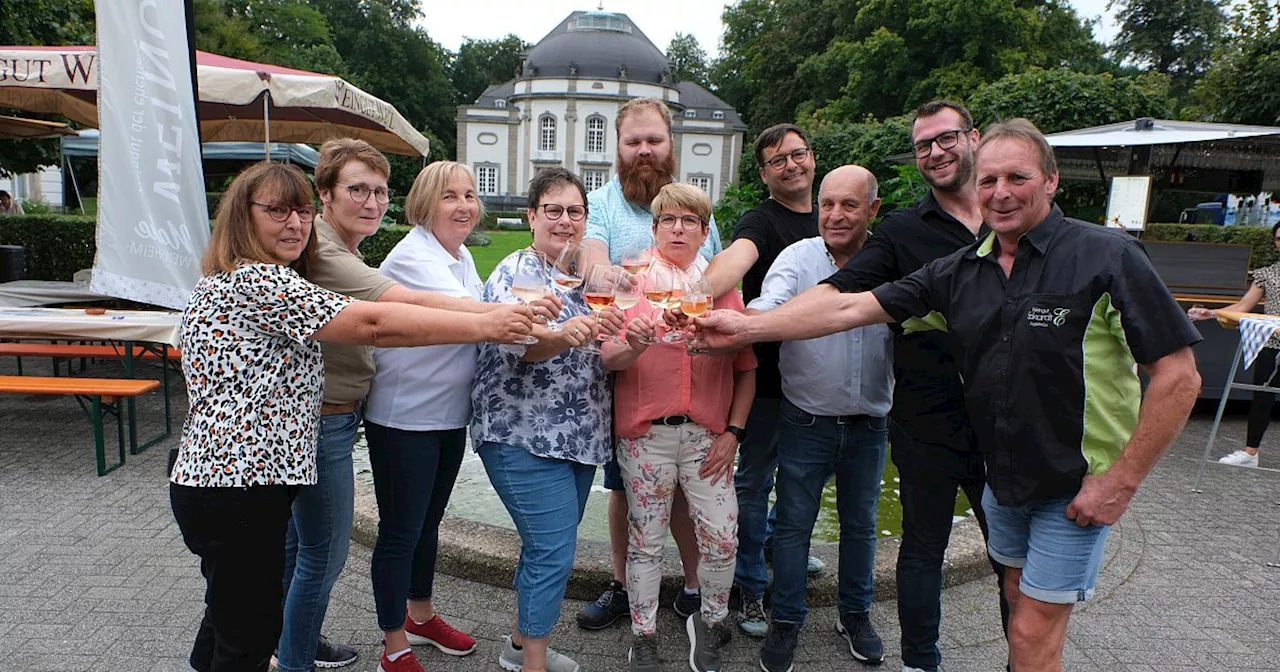 Die Winzer laden zum Weinfest vor die Wandelhalle in Bad Oeynhausen