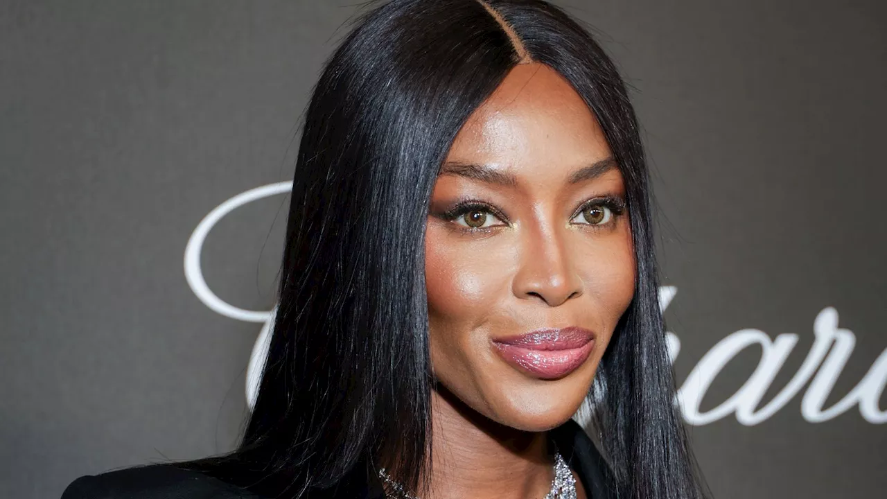 Naomi Campbell glänzt ohne BH in transparentem Cocktailkleid