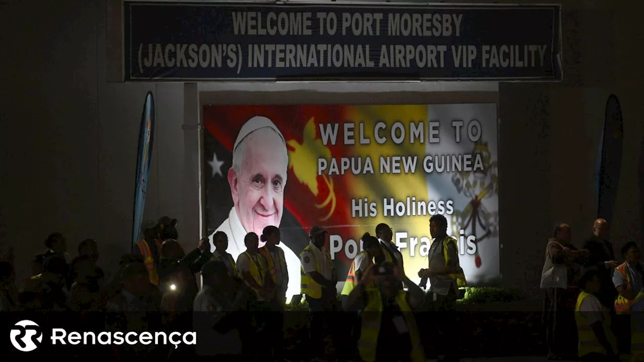 Francisco na Papua-Nova Guiné acolhido pelo povo com velas na mão