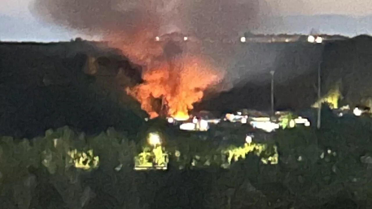 Incendio al campo rom di via Candoni: fumo nero ben visibile in zona