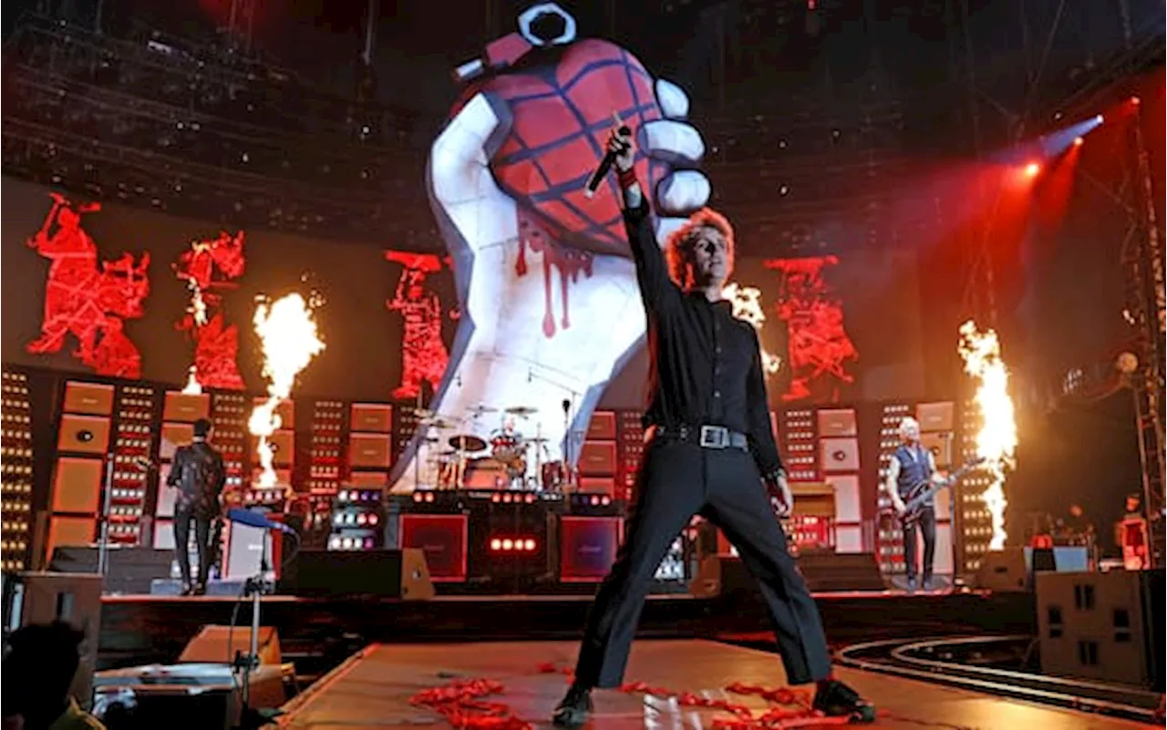 Green Day, un drone si avvicina al palco e Billie Joe Armstrong e gli altri scappano