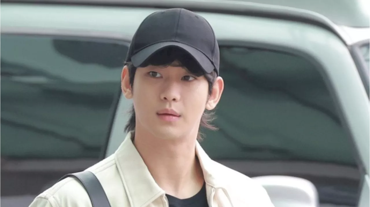 Outfit Bandara Serba Prada Kim Soo Hyun ke Jakarta untuk Fan Meeting Curi Perhatian, Total Harga Tembus Ratusan Juta