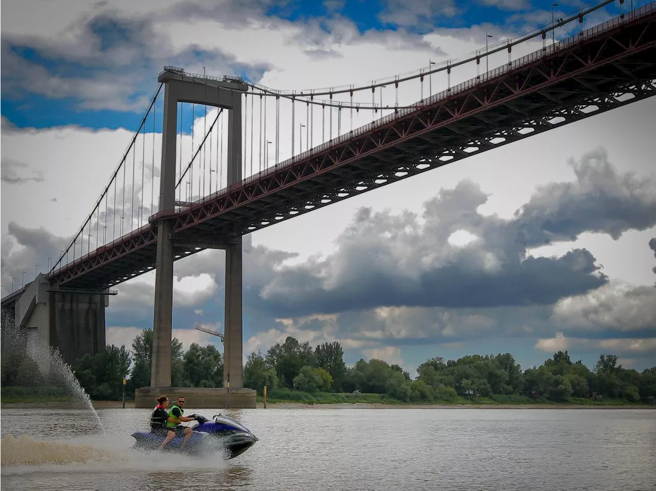 « Un jour, il y aura un mort » : à Bordeaux, les dérives du jet-ski sèment le trouble sur la Garonne