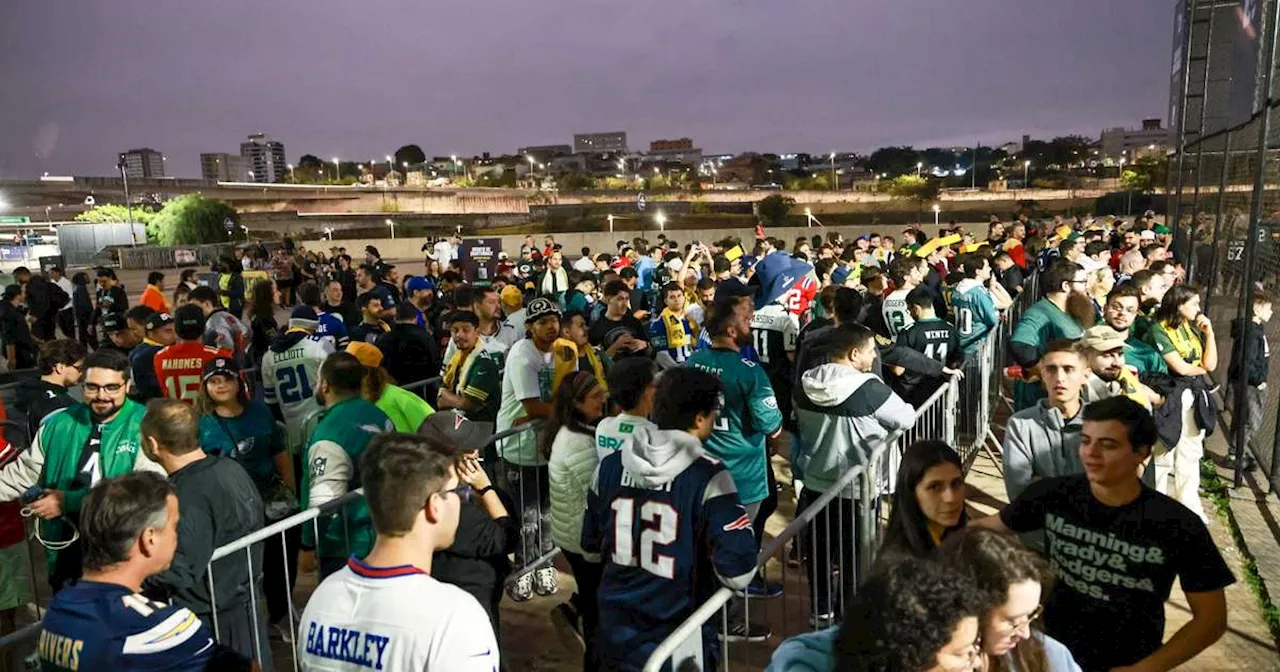 Torcedores aproveitam momento de quarterback e fazem filas por fotos em passagem da NFL pelo Brasil