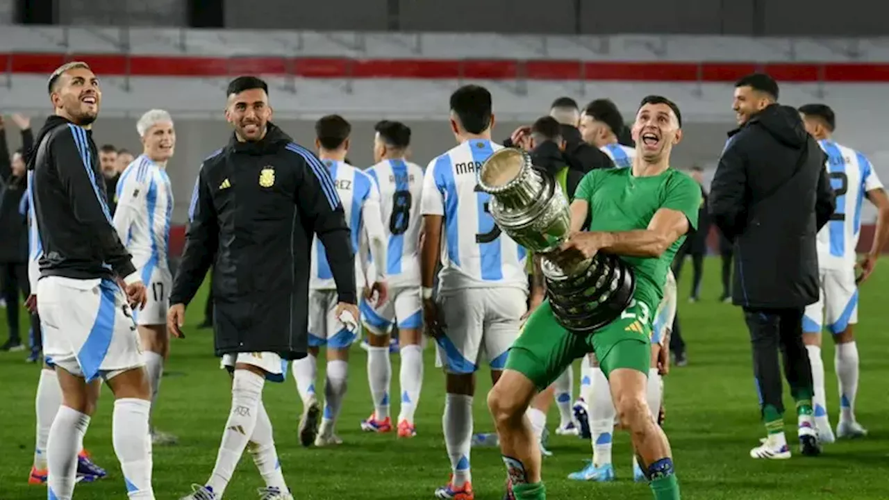 ‘Dibu’ Martínez vuelve hacer polémico gesto de celebración de Qatar 2022