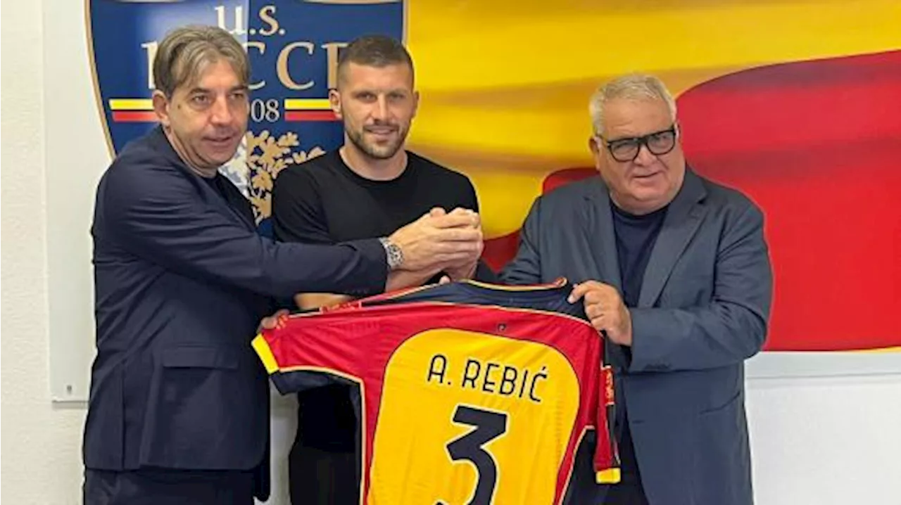 Corvino presenta Rebic a Lecce: 'L'ho reso ricco vendendolo dalla Fiorentina all'Eintracht'