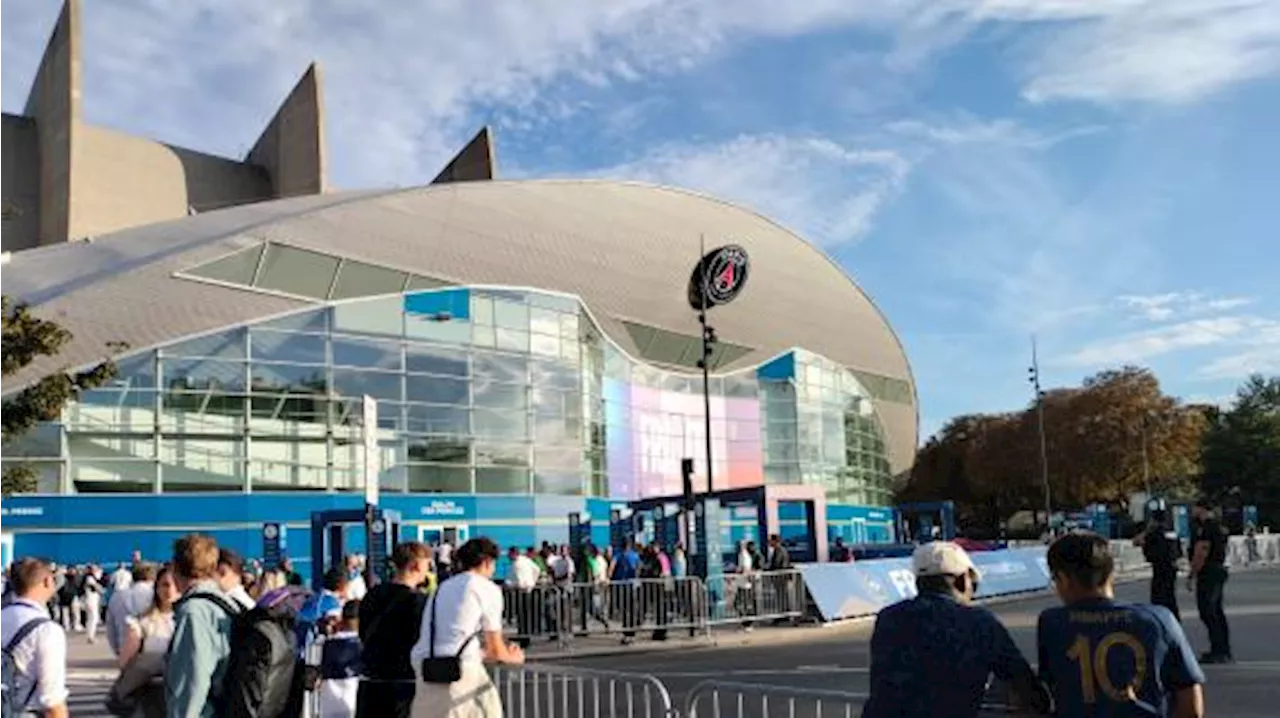 Francia-Italia, ci siamo quasi: centinaia di tifosi in coda, Parc des Princes sold-out