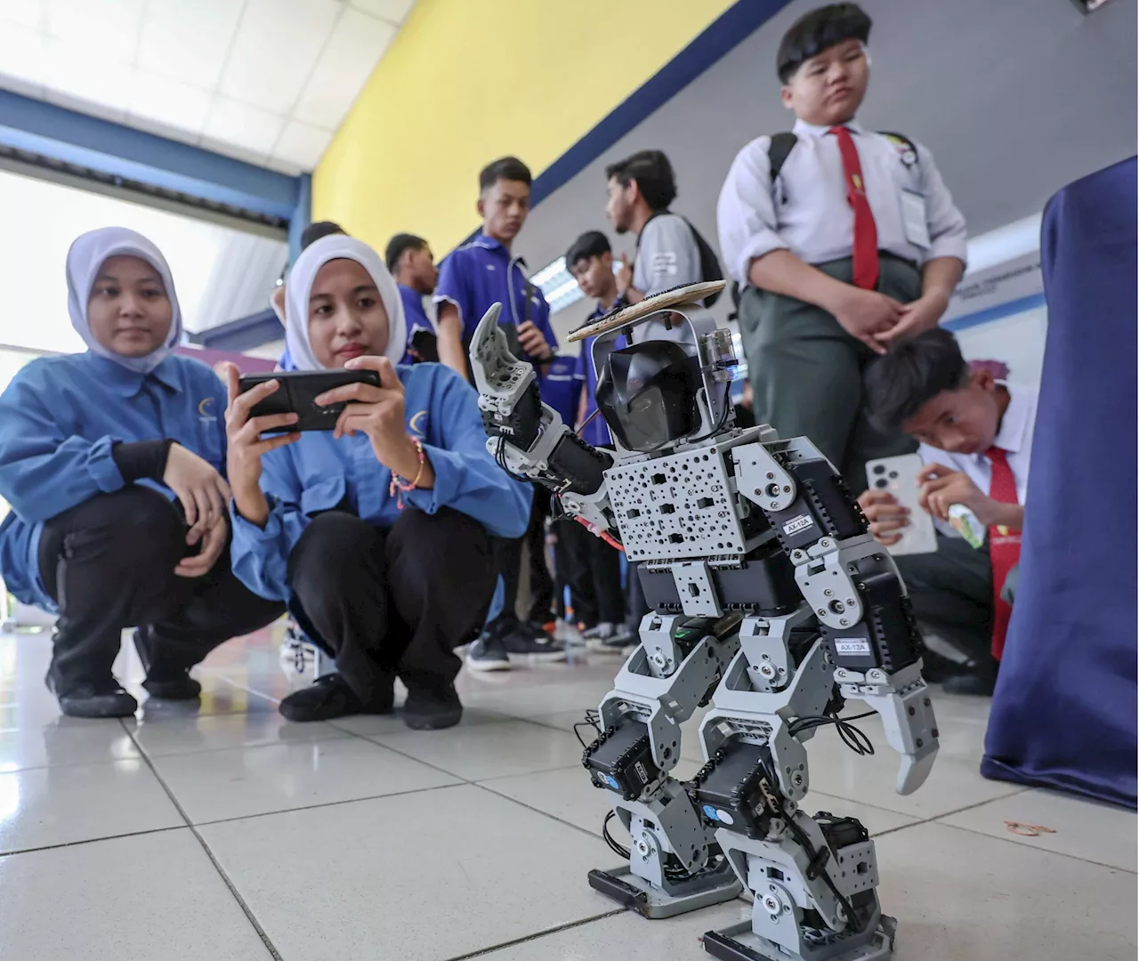 15 anak muda galas misi cipta kecemerlangan TVET di Perancis