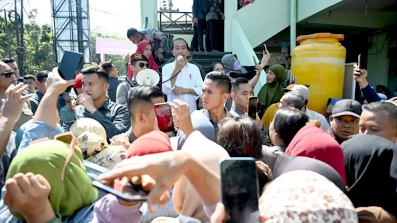 Jokowi Pakai Megaphone di Pasar Soponyono: 20 Oktober Saya Purnatugas, Mohon Pamit!