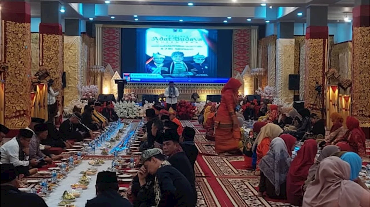 Raja dan Sultan Se-Nusantara Dijamu Makan Bajamba di Kota Padang