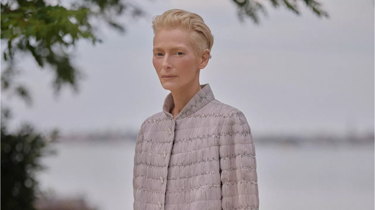 Tilda Swinton: In diesem ätherischen Mantel von Chanel stahl sie in Venedig allen die Show