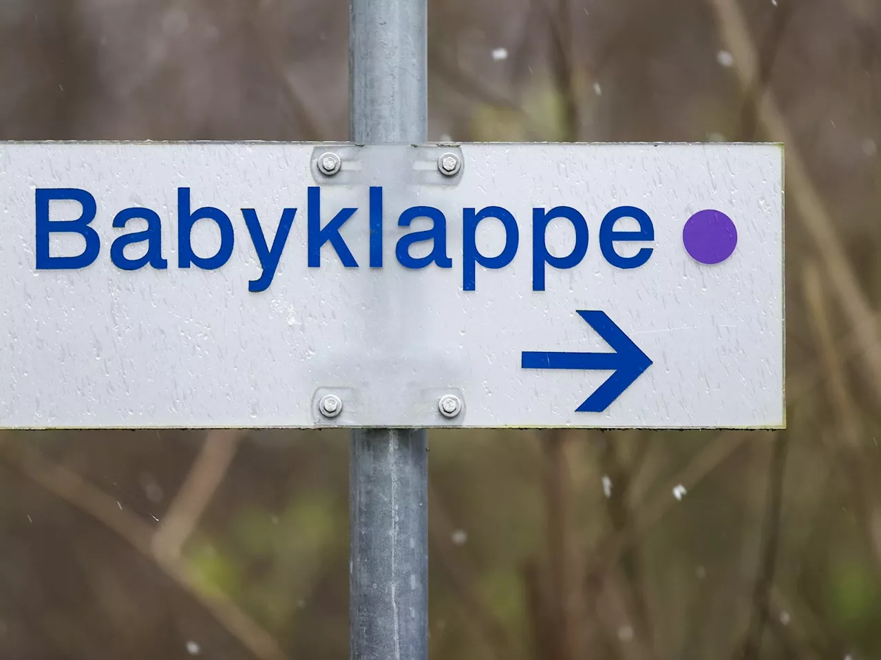 Verzweifelte Eltern stecken 6-jährige Tochter in Babyklappe