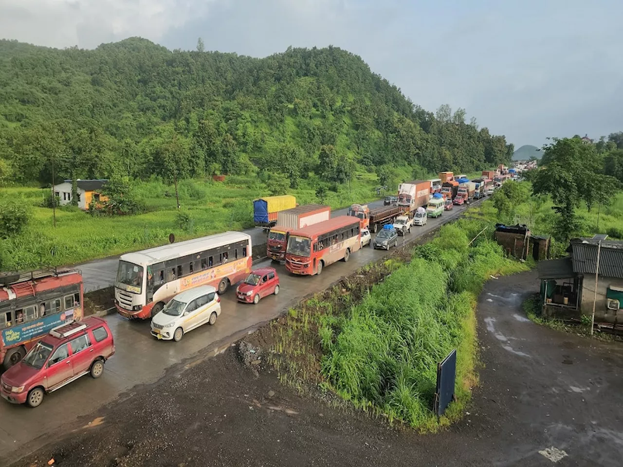 Ganeshutsav 2024 : करावं तरी काय? कोकणात जाणाऱ्या सर्व रस्त्यांवर प्रचंड वाहतूक कोंडी; 'हे' रस्ते फुल्ल, विघ्न संपेना