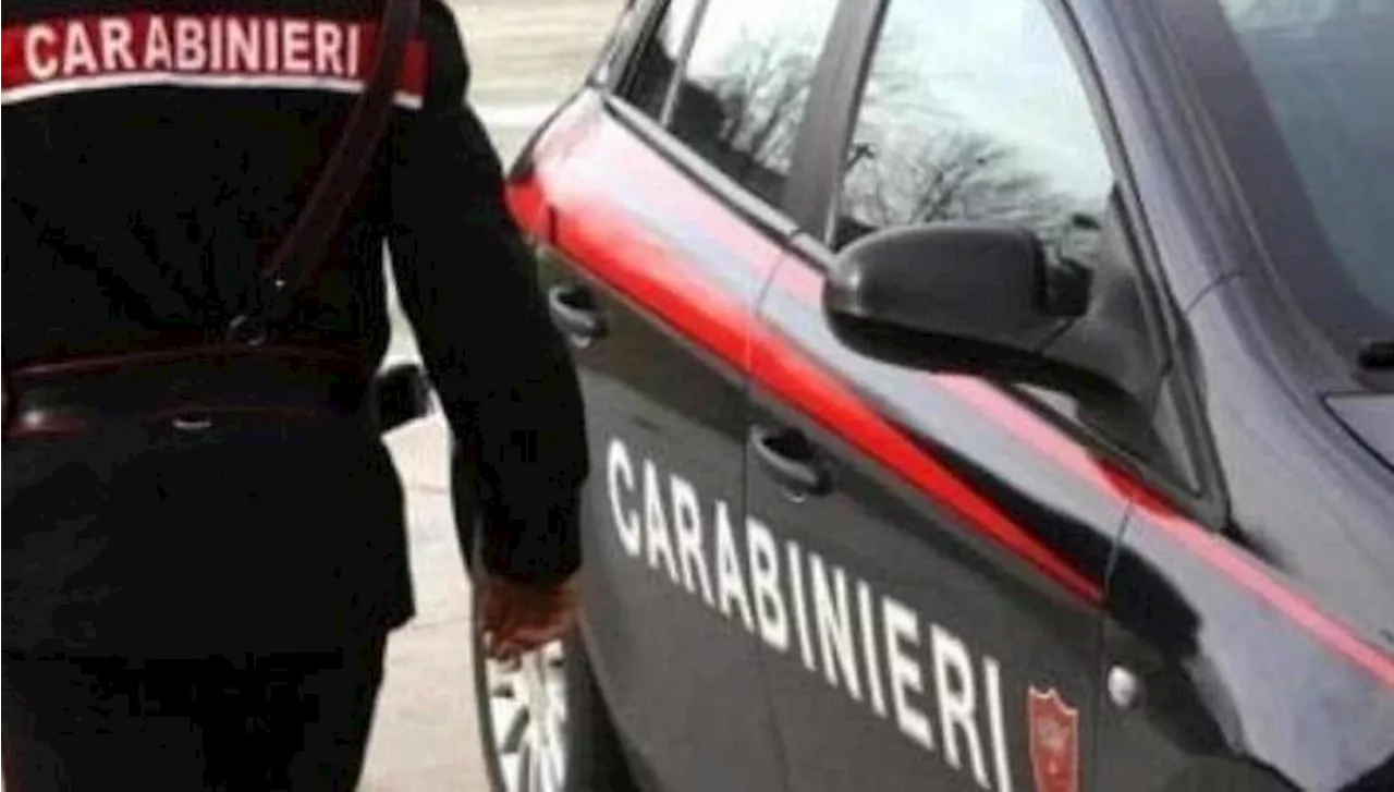 Accoltella i genitori, padre e figlio in prognosi riservata