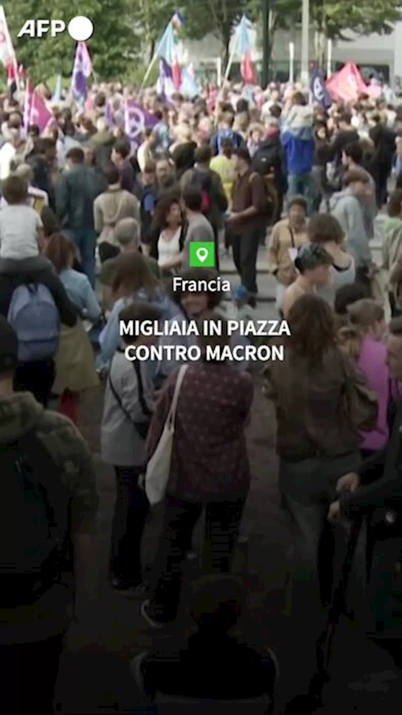 Francia, migliaia in piazza contro Macron