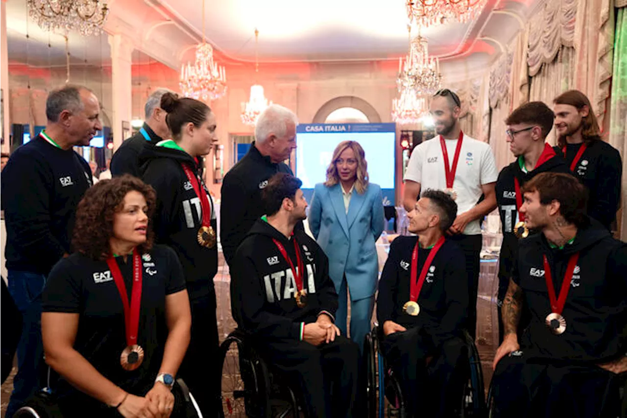 Meloni a Parigi: 'Dagli atleti paralimpici un insegnamento per gli italiani'