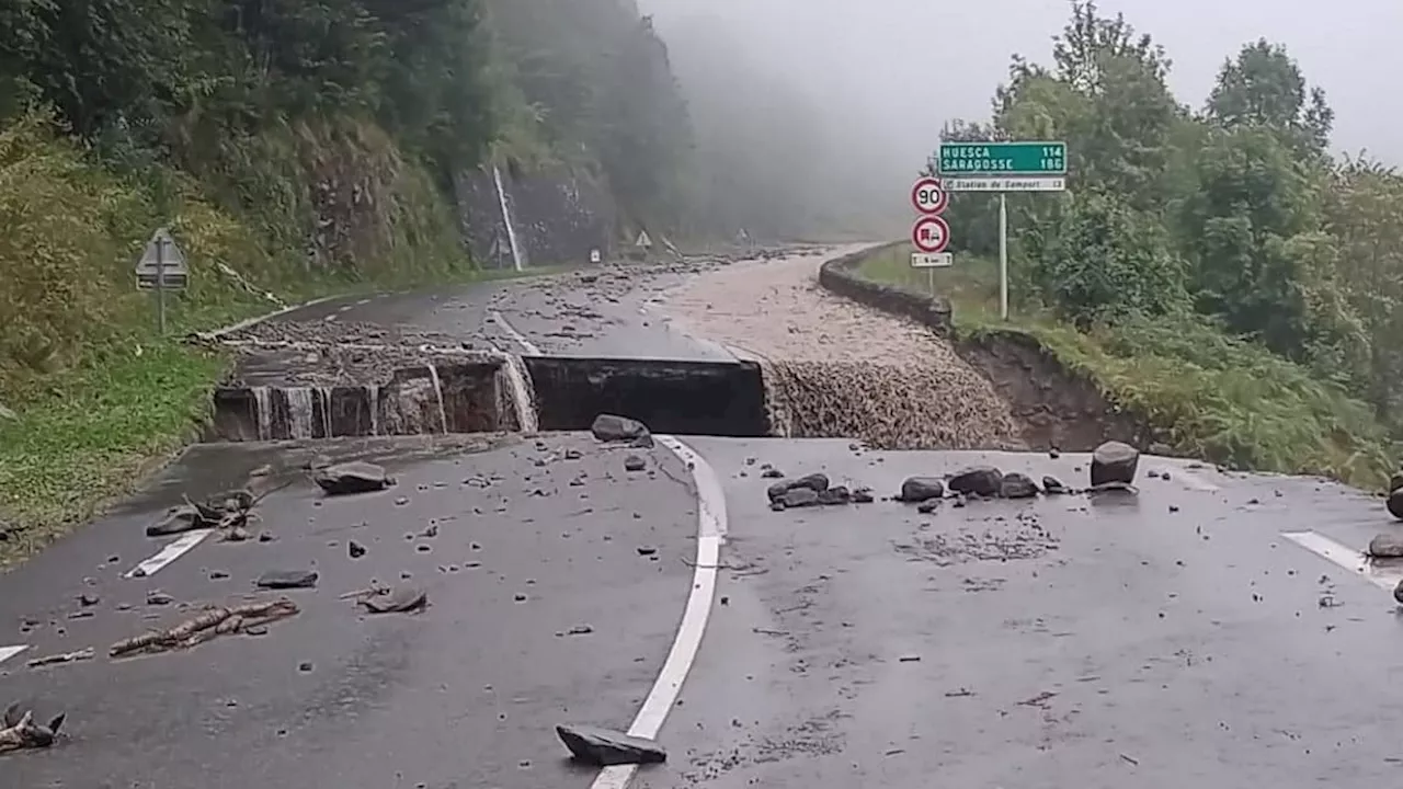 Pyrénées-Atlantiques: une route s'effondre après des pluies diluviennes et des inondations