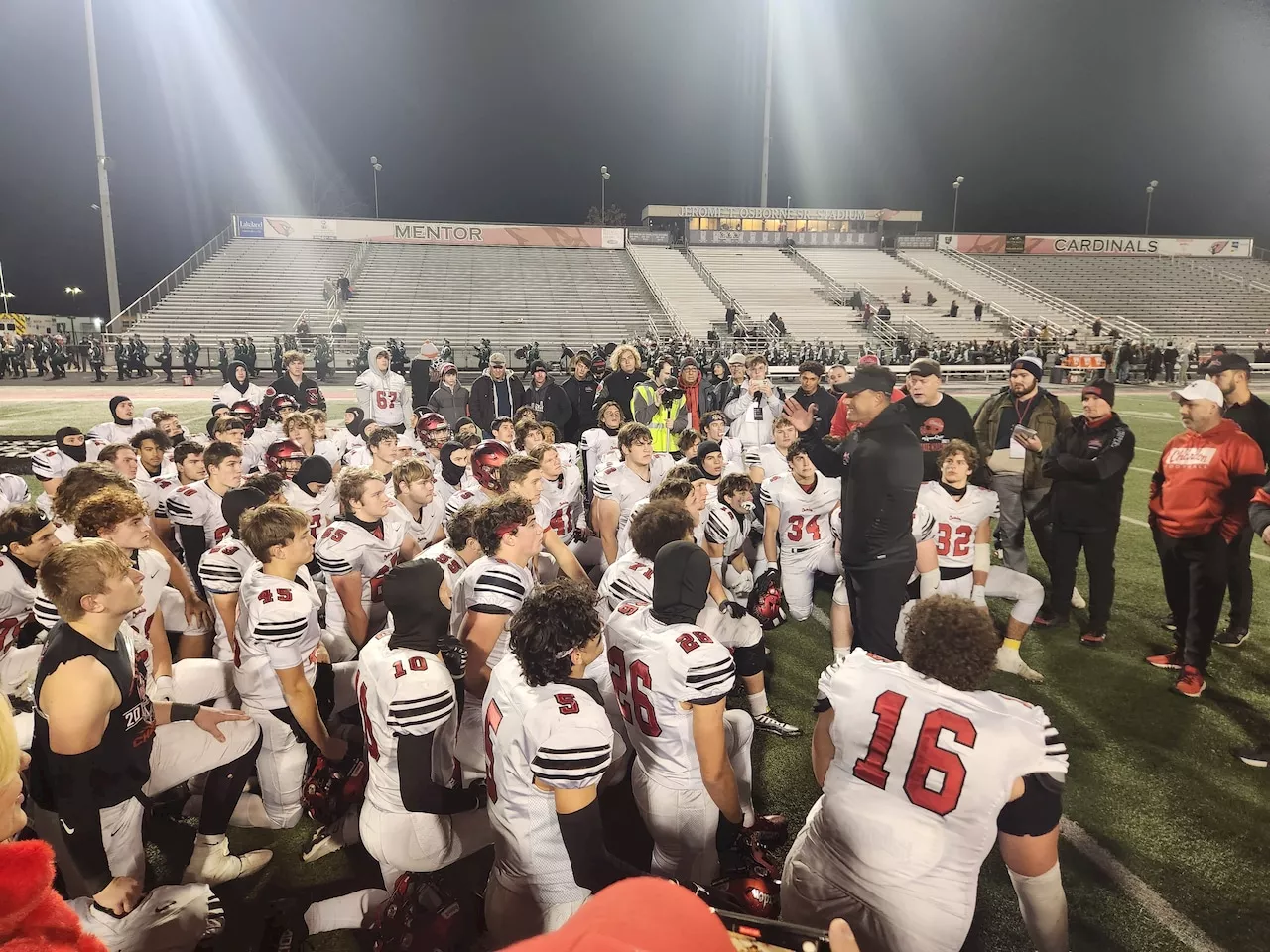 Chardon football vs. Avon Lake: Caleb Hewitt, Drayton Allgood lead rainy Hilltoppers win