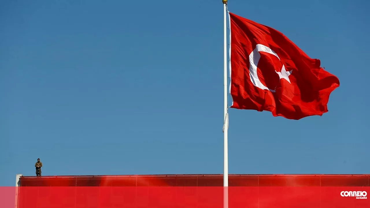 Fitch melhora 'rating' da Turquia e Governo atribui decisão ao programa económico