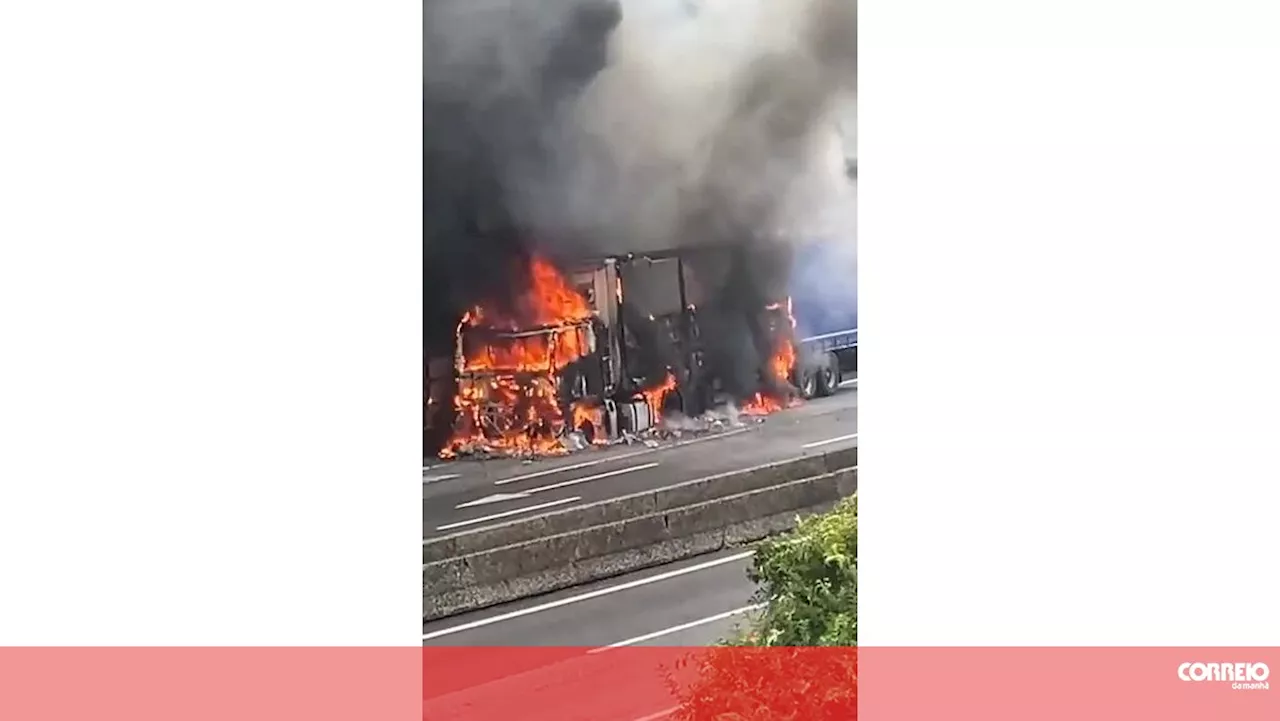 Imagens mostram camião de transporte de vinho totalmente destruído pelas chamas no Porto