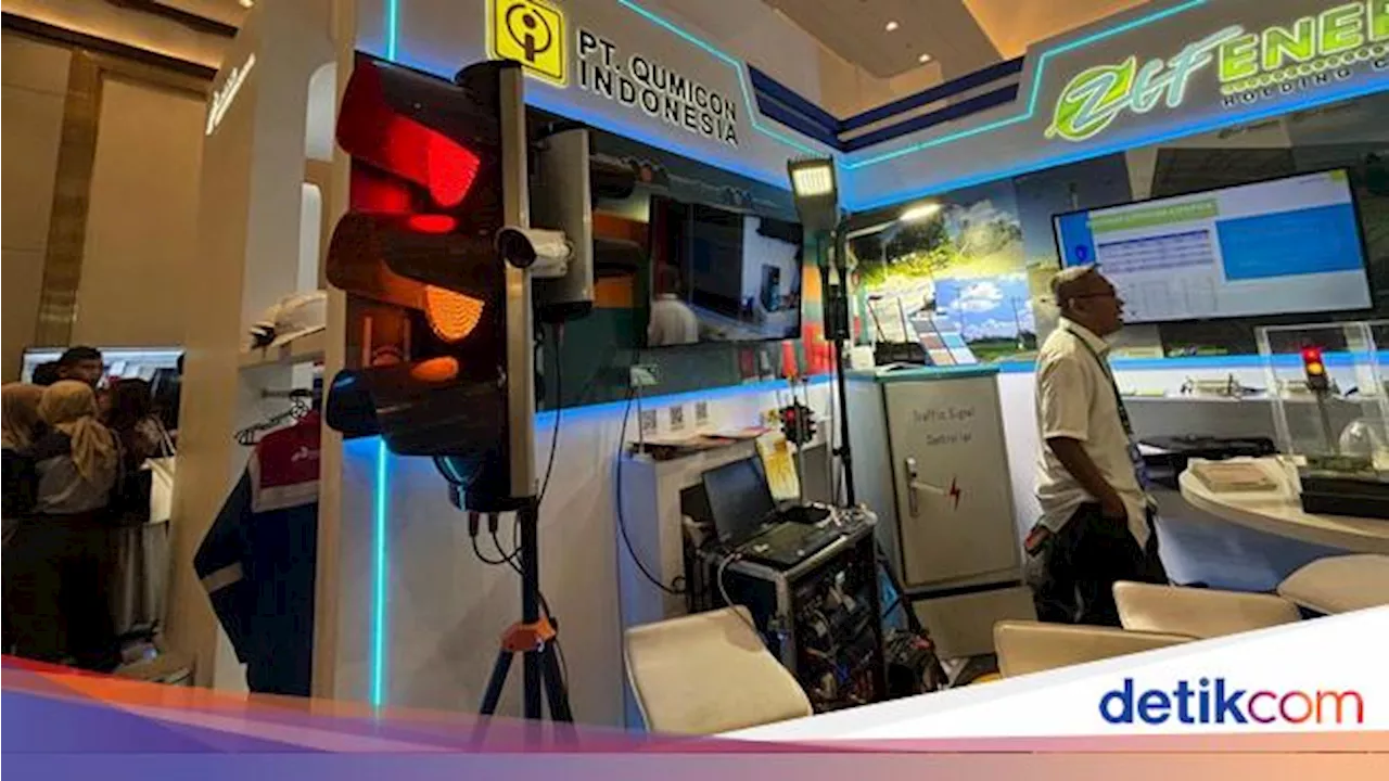 Melihat Lampu Lalu Lintas Berteknologi ITS di Hub Space 2024