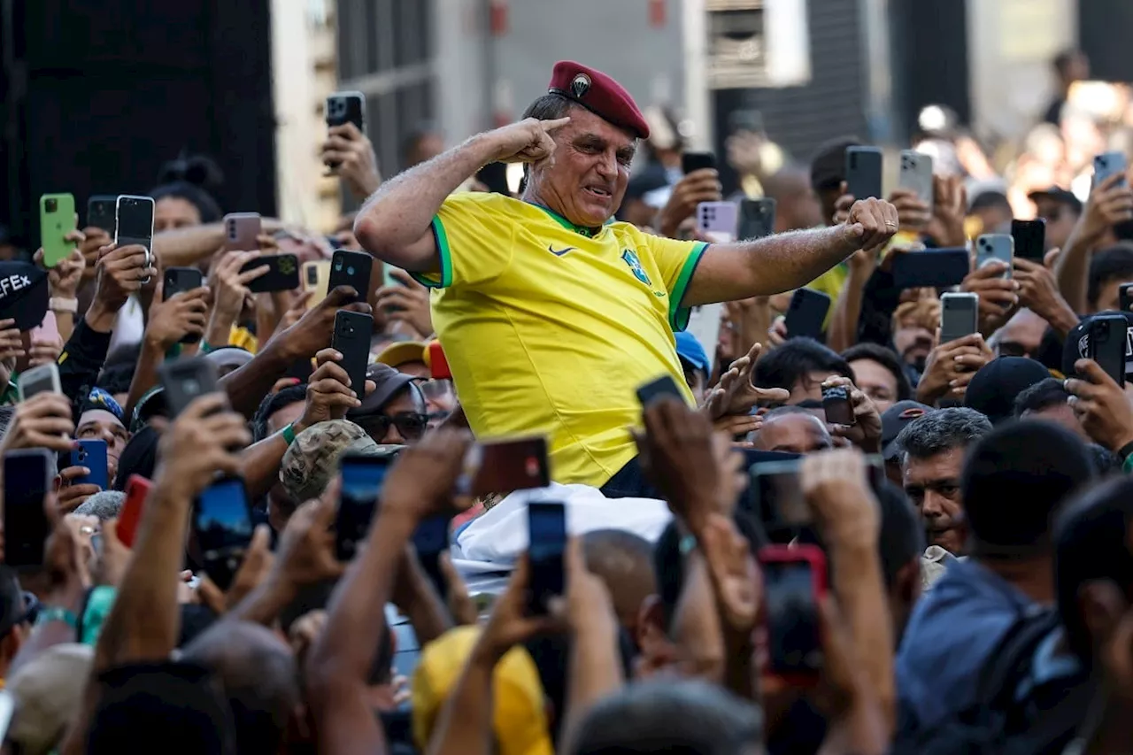 Bolsonaro moviliza a miles de personas en Brasil tras la suspensión de X