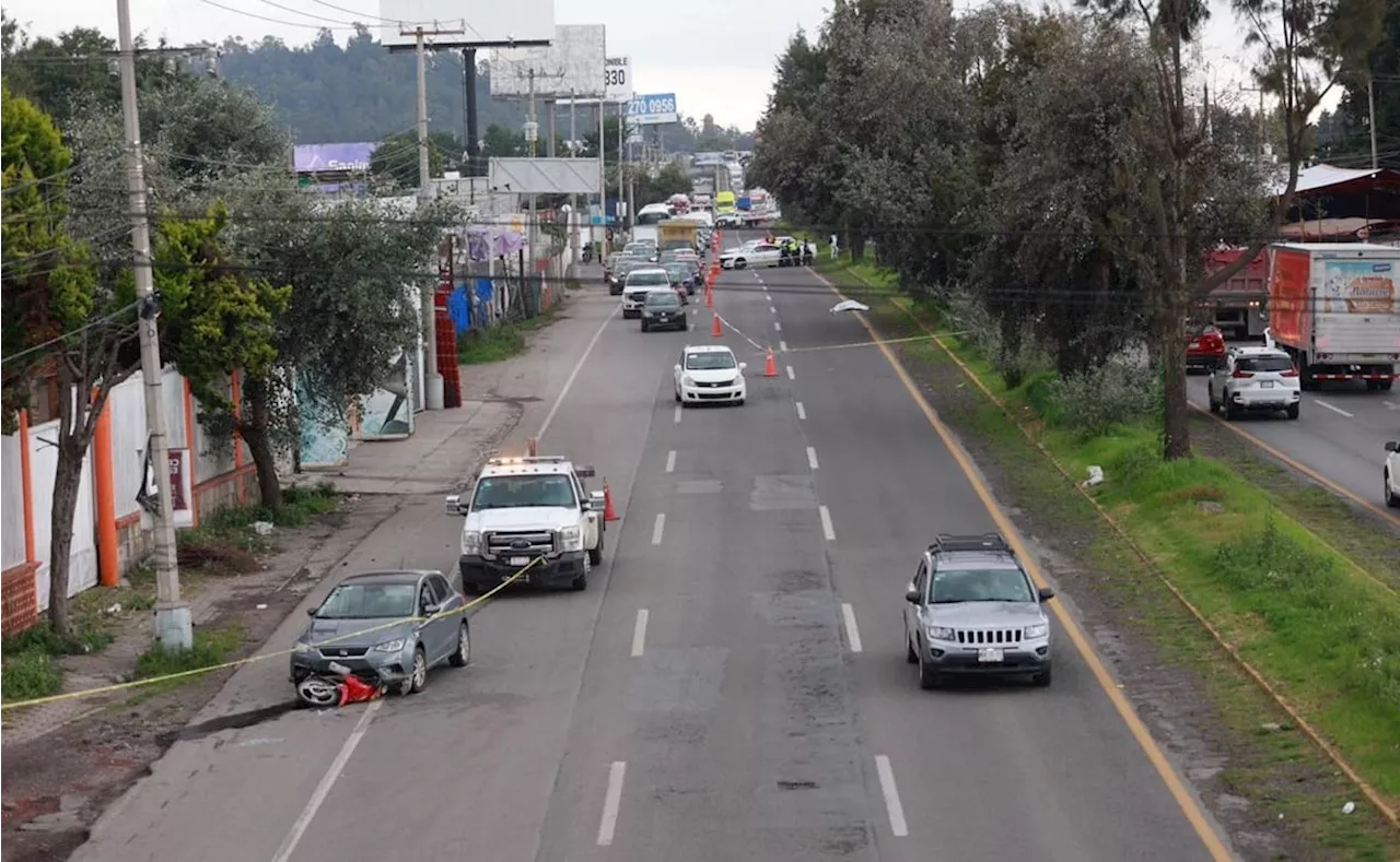 Vehículo arrolla a un motociclista en la carretera Toluca-Tenango; automovilista se dio a la fuga