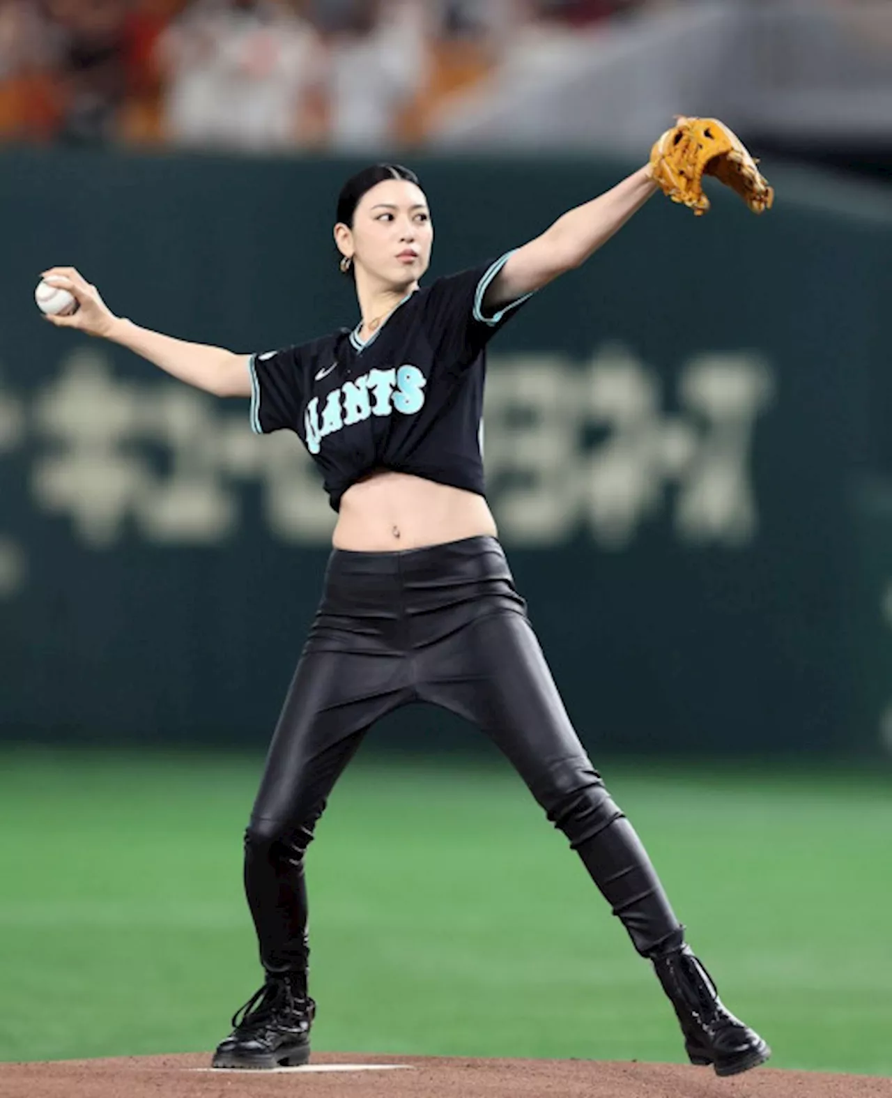 三吉彩花がティファニーユニで始球式 へそ出し×革パンで魅了「選手の皆さんがこのユニホームでガッと集まっている姿を見るとすごくカッコいい」