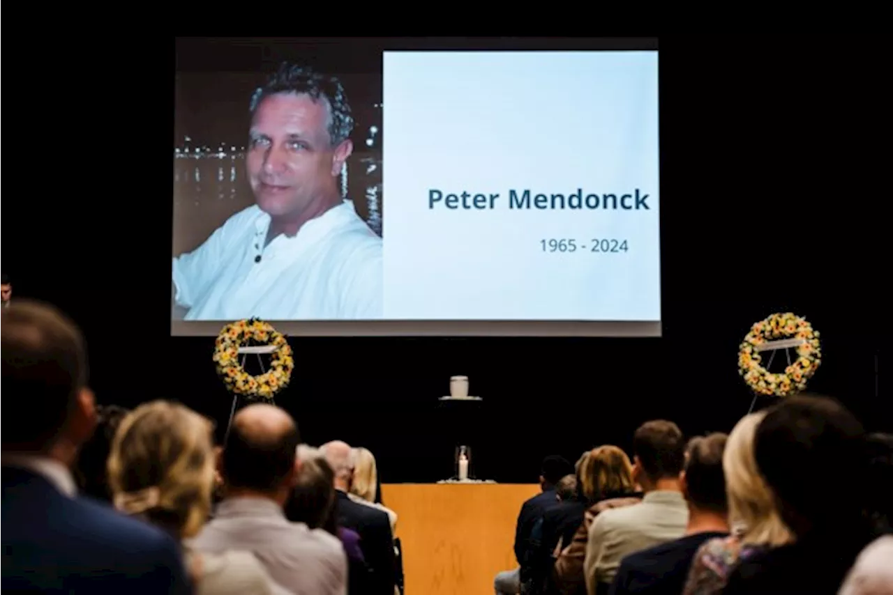 250 familieleden en vrienden wuiven Peter Mendonck uit voor allerlaatste reis: sarcastisch politicus maar ook