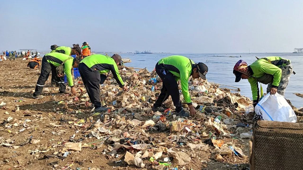 ”Grebek Sampah”, Bareng-bareng Bersihkan Muara Kali Adem