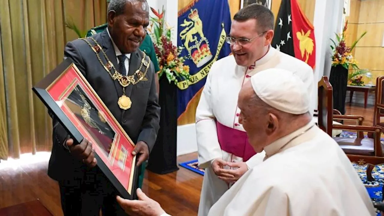 Governor-General of Papua New Guinea warmly greets Pope Francis