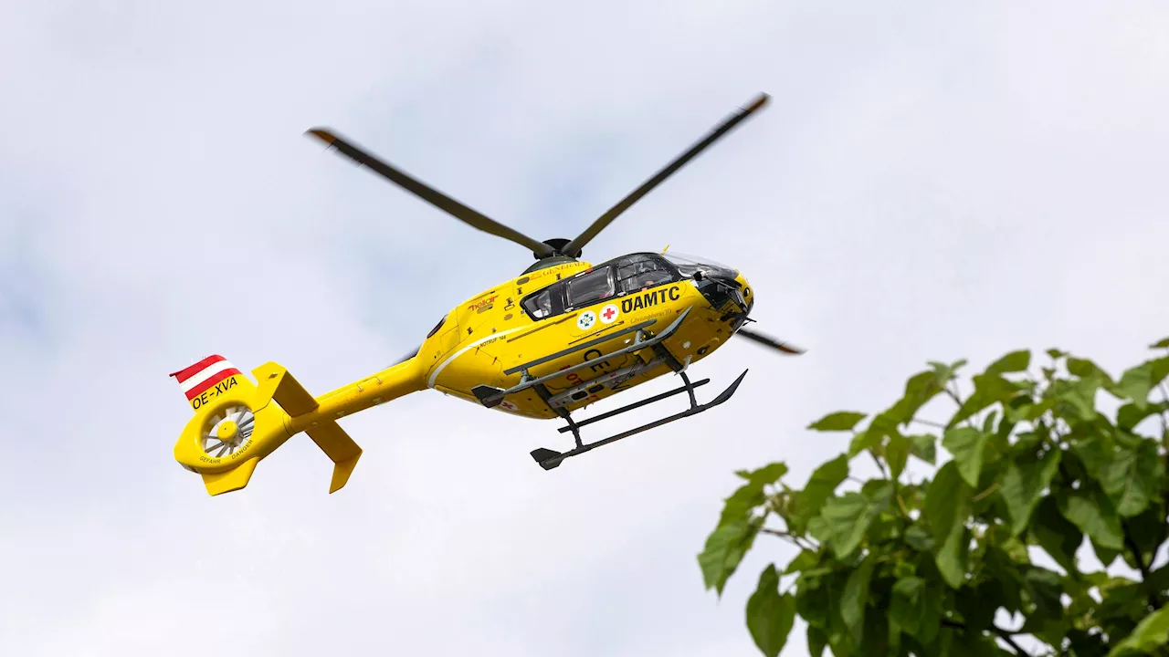 Auto in Hausmauer katapultiert - Tödlicher Unfall – Mann und Frau haben keine Chance