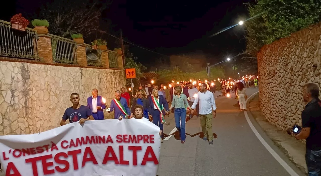 A Torricella si accendono le fiaccole della legalità: in tanti alla manifestazione per il sindaco Broccoletti.