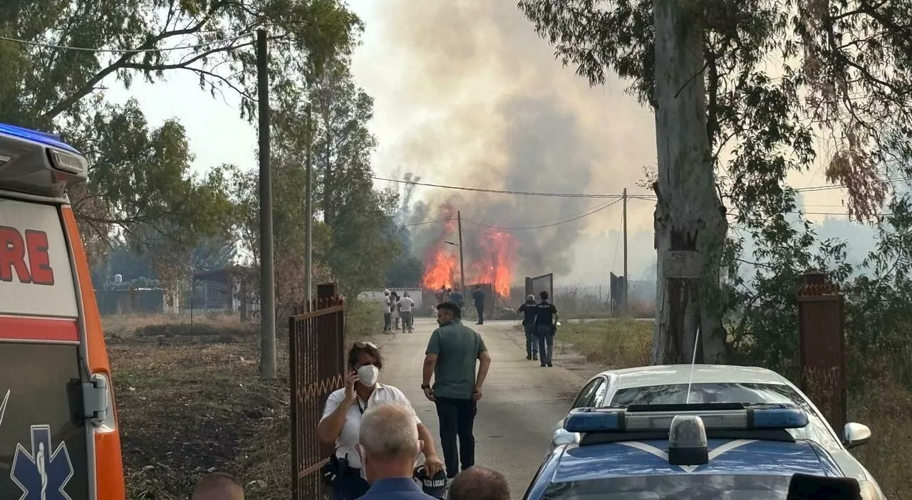 Devastante incendio lungo la Pontina, decine di mezzi di soccorso al lavoro