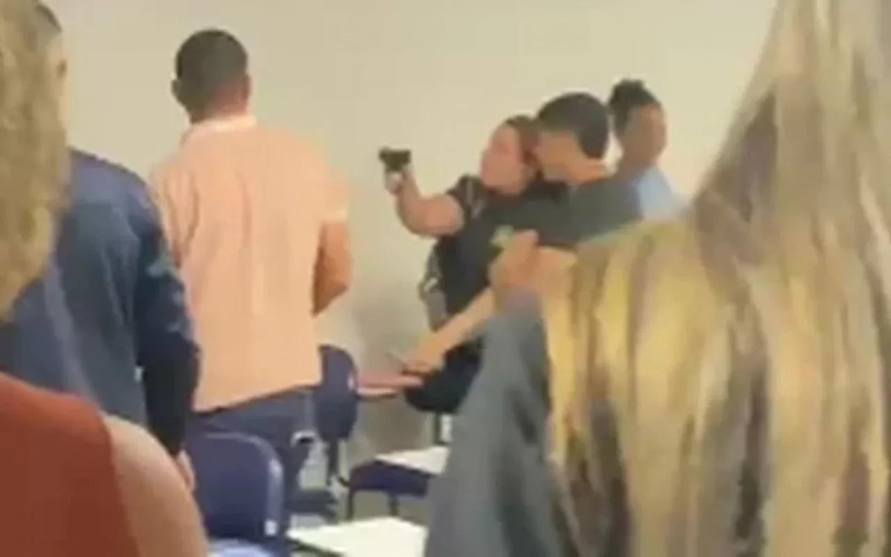 Universitária saca arma para colega de turma durante briga em Maceió; veja o vídeo