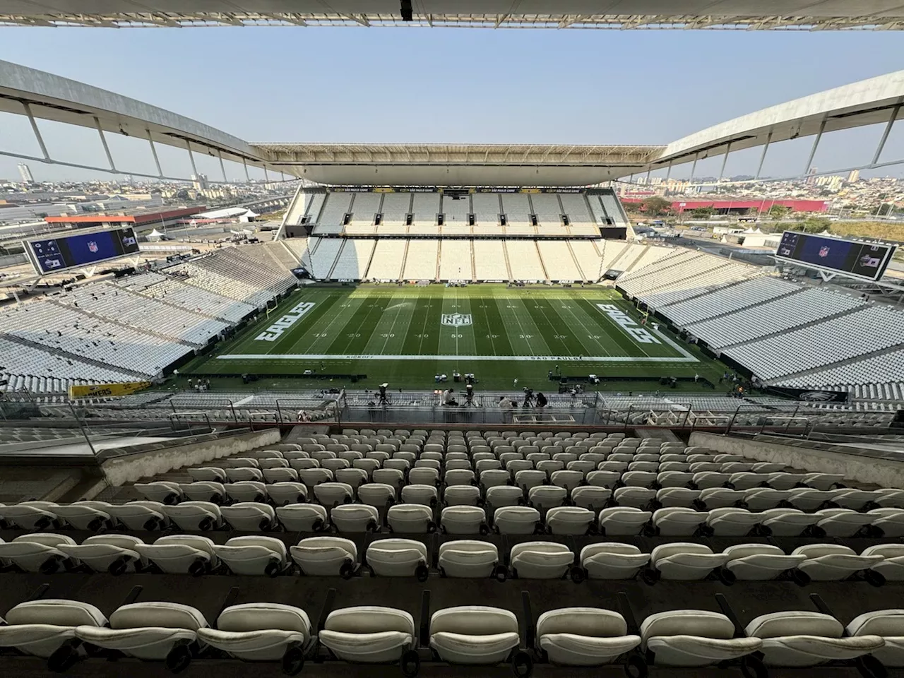 Camisa a mais de R$ 1.000, bebidas e comidas 'salgadas': preços altos chamam atenção em jogo da NFL no Brasil