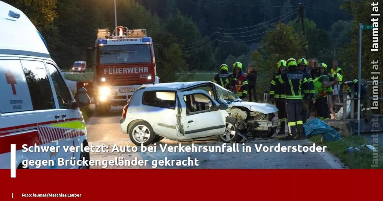 Schwer verletzt: Auto bei Verkehrsunfall in Vorderstoder gegen Brückengeländer gekracht