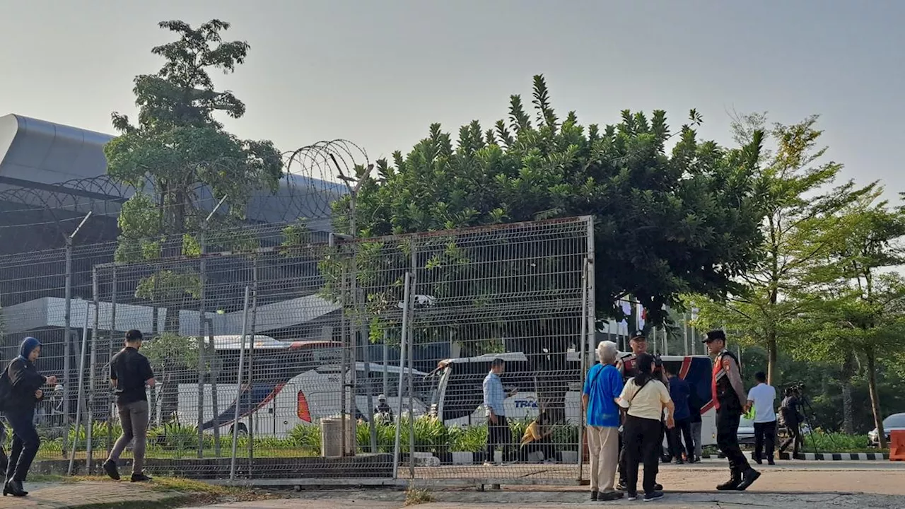 Top 3 News: Meski Tak Dapat Akses, Warga Tetap Berkumpul Lihat Paus Fransiskus di Gedung VIP Bandara Soetta