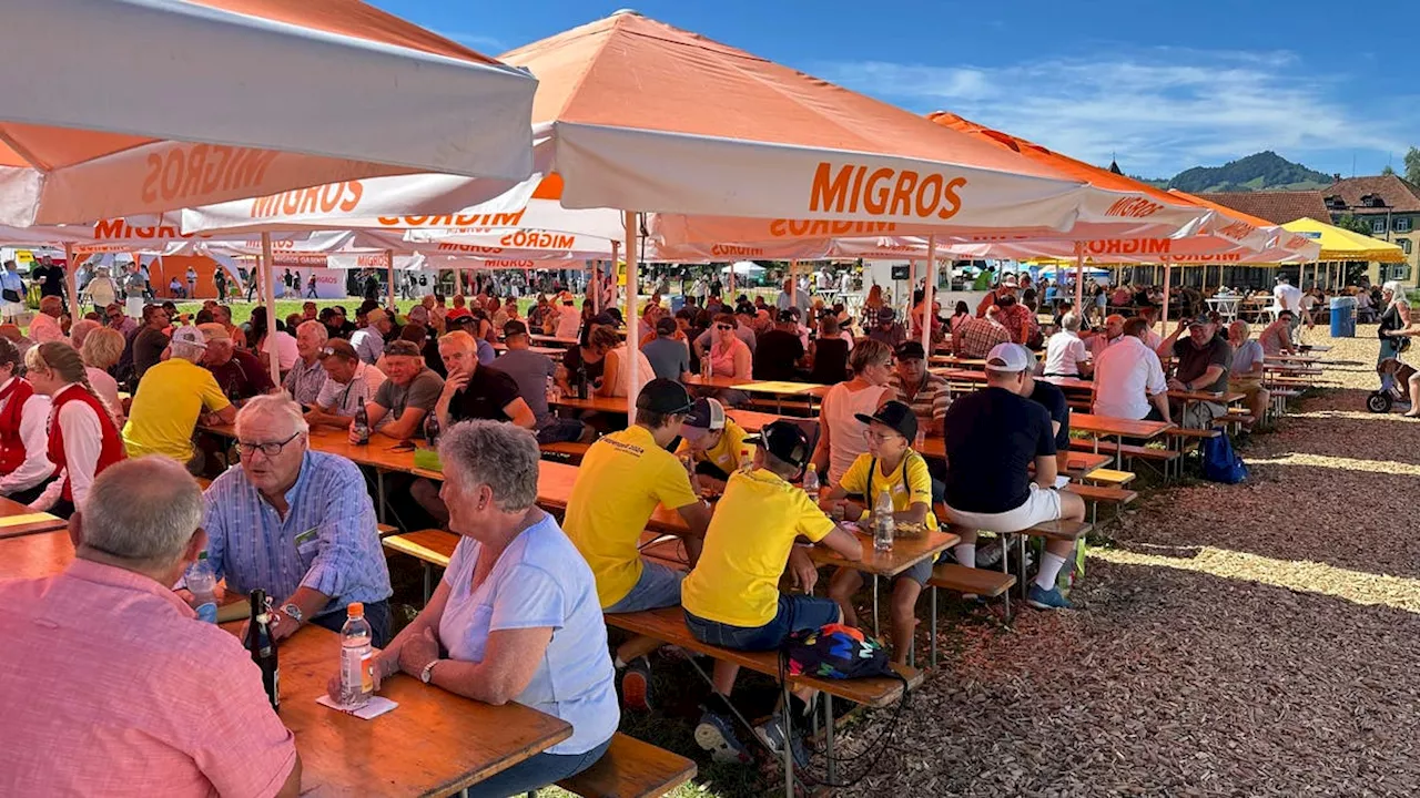 Eidgenössisches Jubiläumsschwingfest in Appenzell: Gute Stimmung auf dem Festgelände +++ Der Wettkampf mit dem schweren Stein läuft +++ Königlicher Festaufmarsch