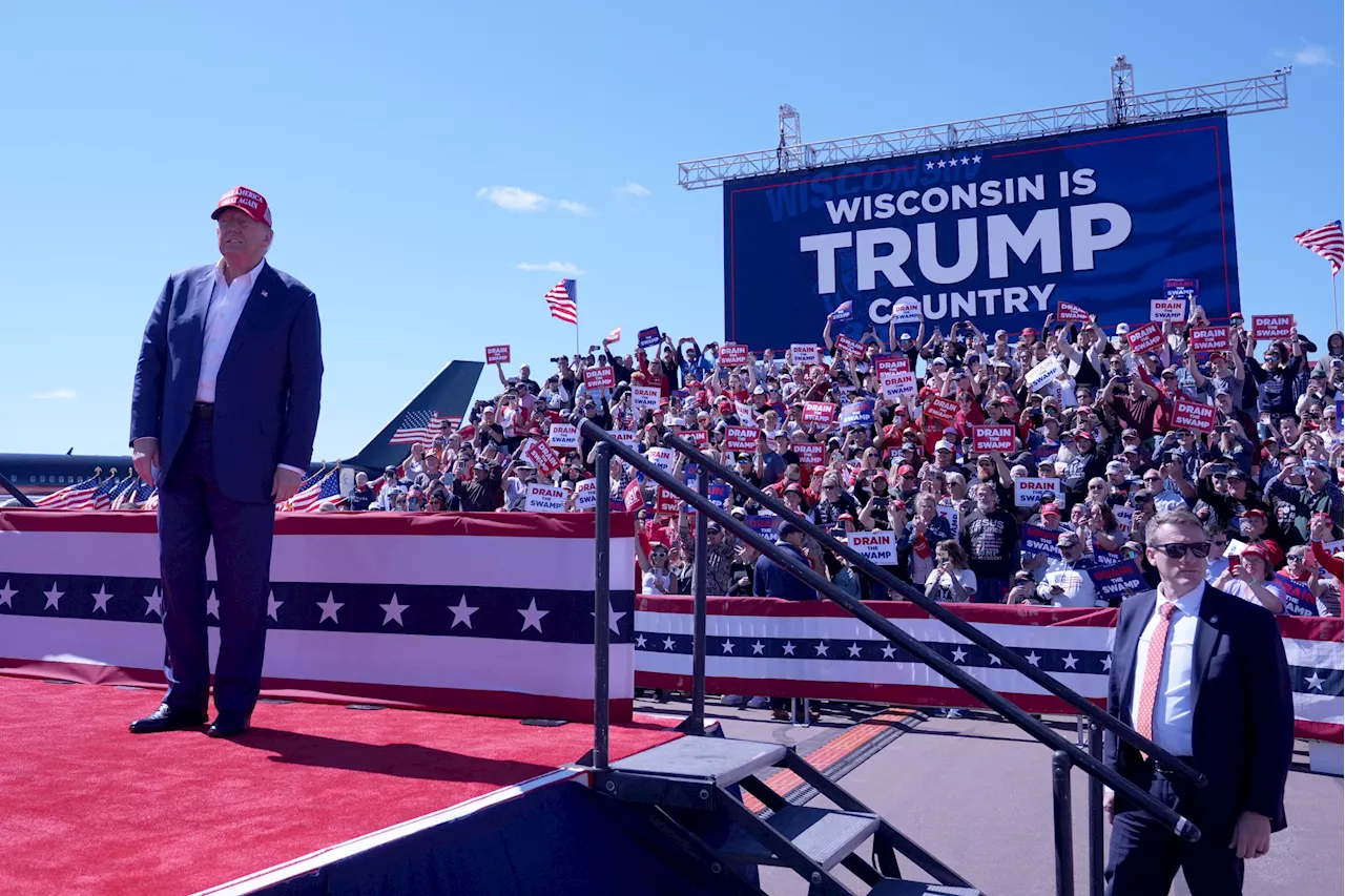 Donald Trump Suddenly Stops Rally to Call for 'Medic' to Help Attendee